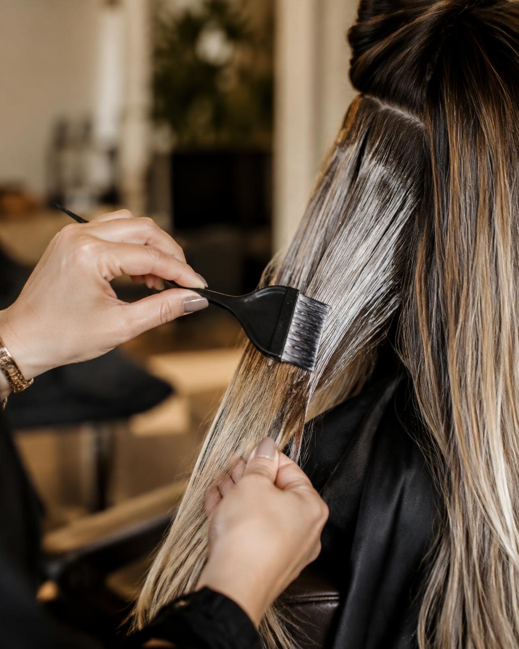 Close-up van balayage die met een kwast wordt aangebracht